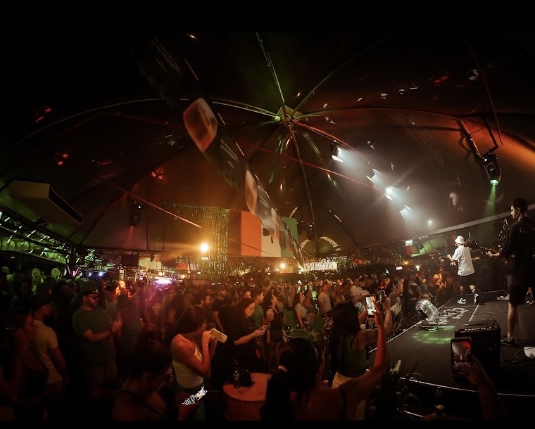 Público lotando a tenda durante o show, com Mauricio Sonnenberg no palco
