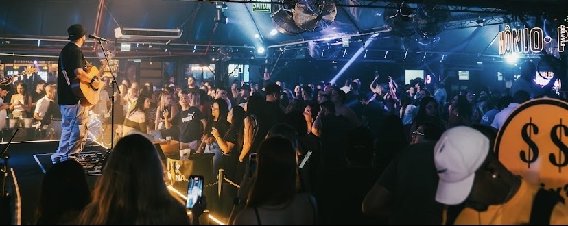Casa de shows lotada, com Mauricio Sonnenberg ao violão no palco